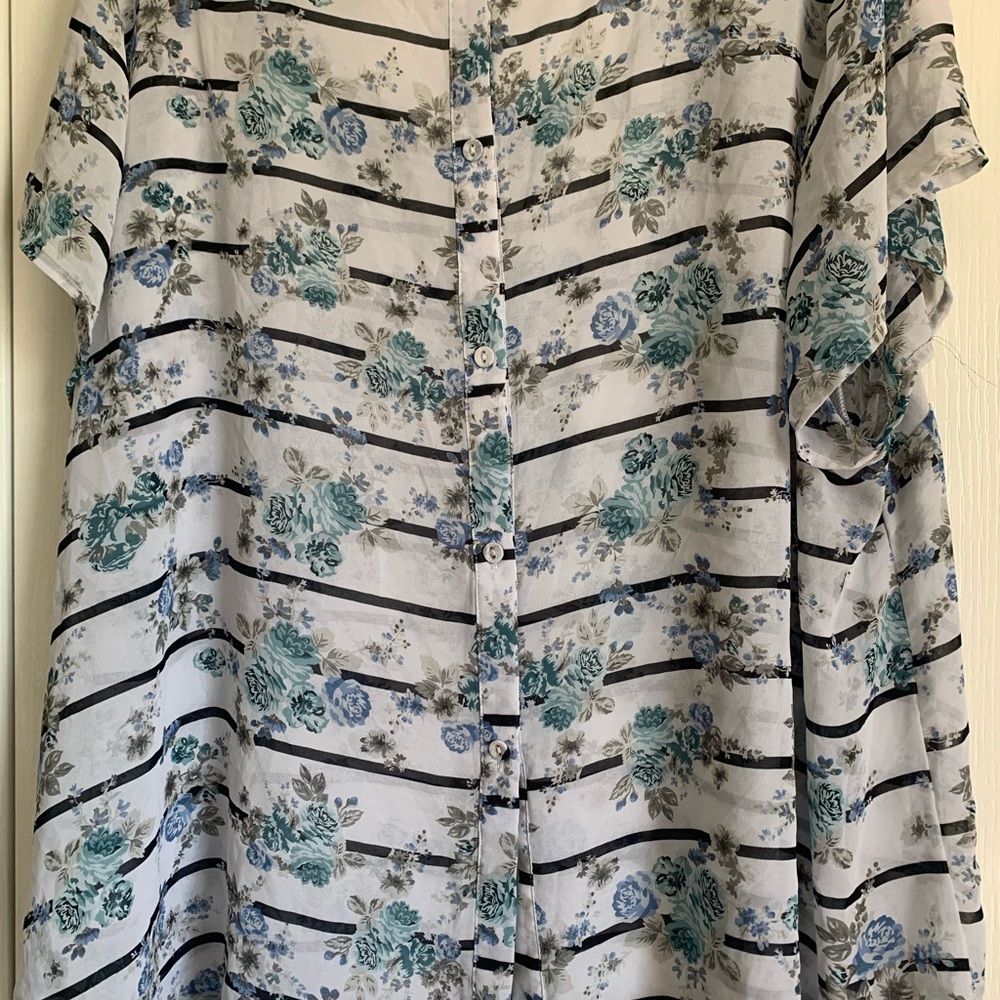 🌸 Torrid Top - Picture 2 of 4
